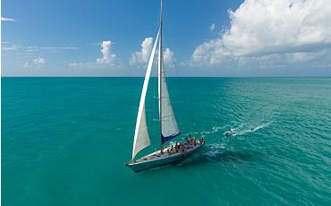 2 Day/2 Night British Defender Whitsunday Islands Sailing Tour from Airlie Beach