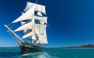 2 Day/2 Night Solway Lass Whitsunday Islands Sailing Tour from Airlie Beach